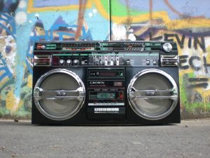 https://pixabay.com/nl/ghettoblaster-radio-recorder-boombox-1452077/